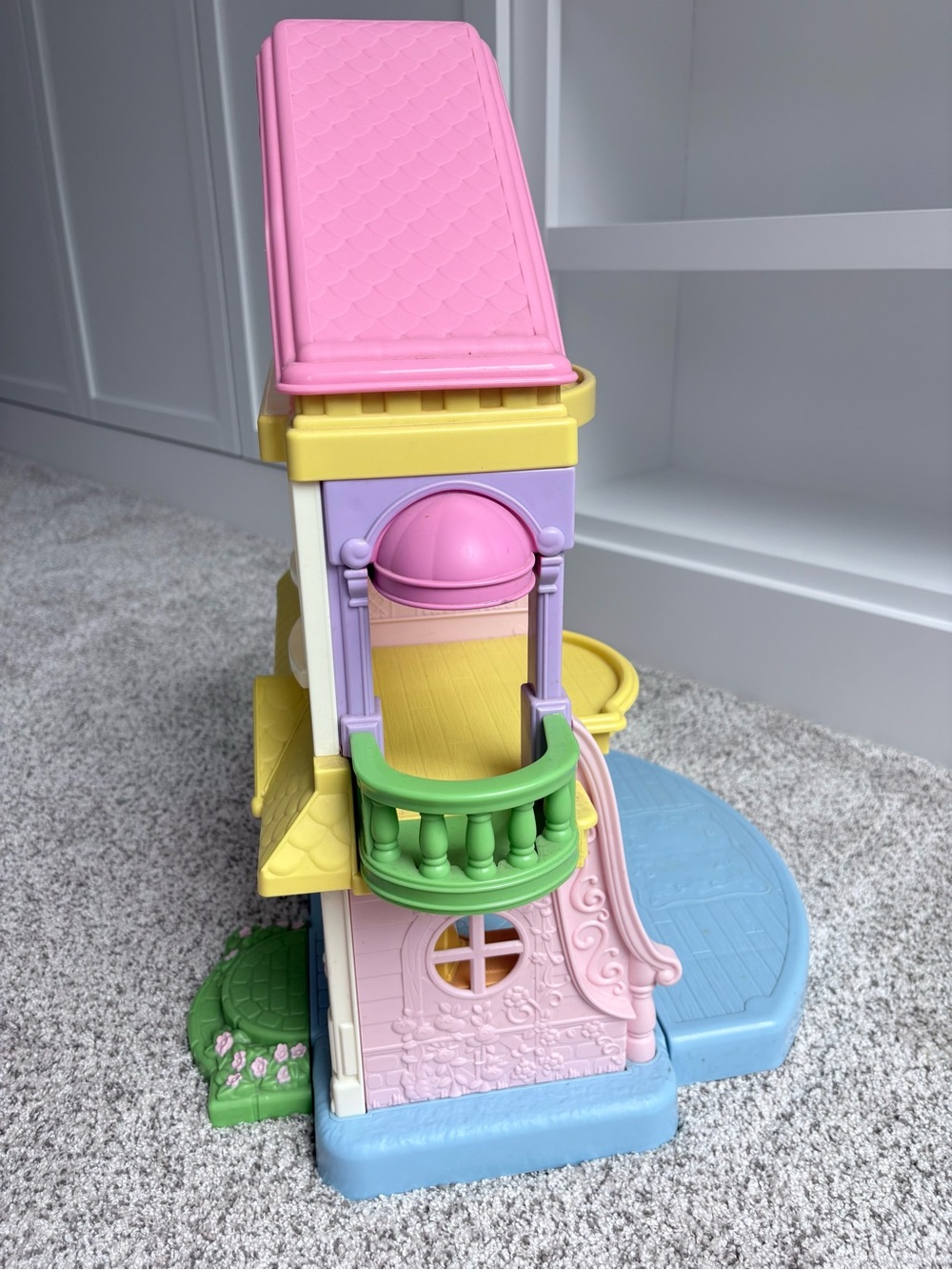 Vintage 2005 Fisher Price My First Dollhouse with Furniture & Dolls - Picture 9 of 16